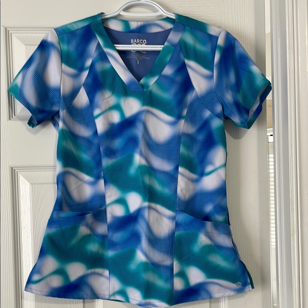SUPER FLATTERING Barco Uniforms blue and green scrub top